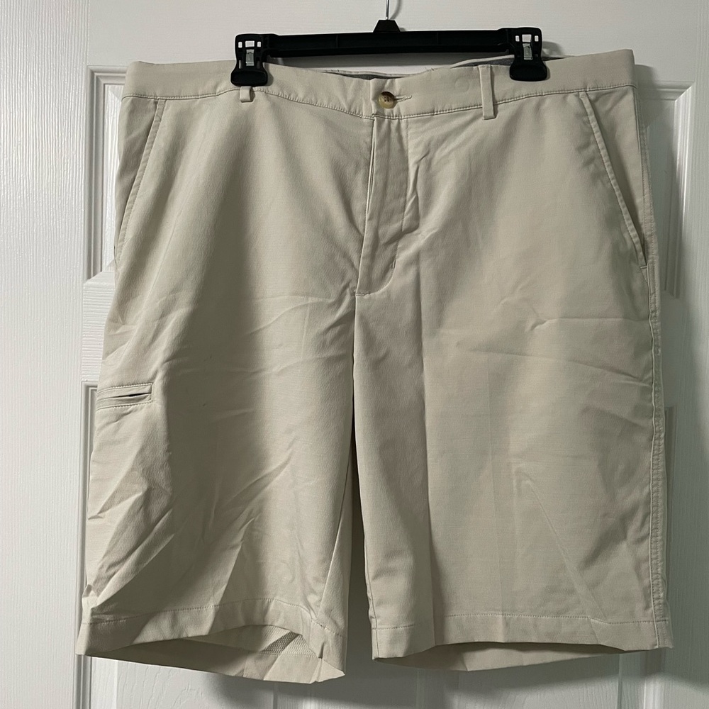 Greg Norman mens golf Shorts cream color size 38